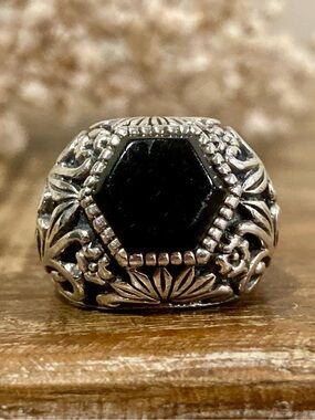 Sterling Silver Ring Signed MWS Black Hex Stone Sirrounded by Flowers & Plants 8
